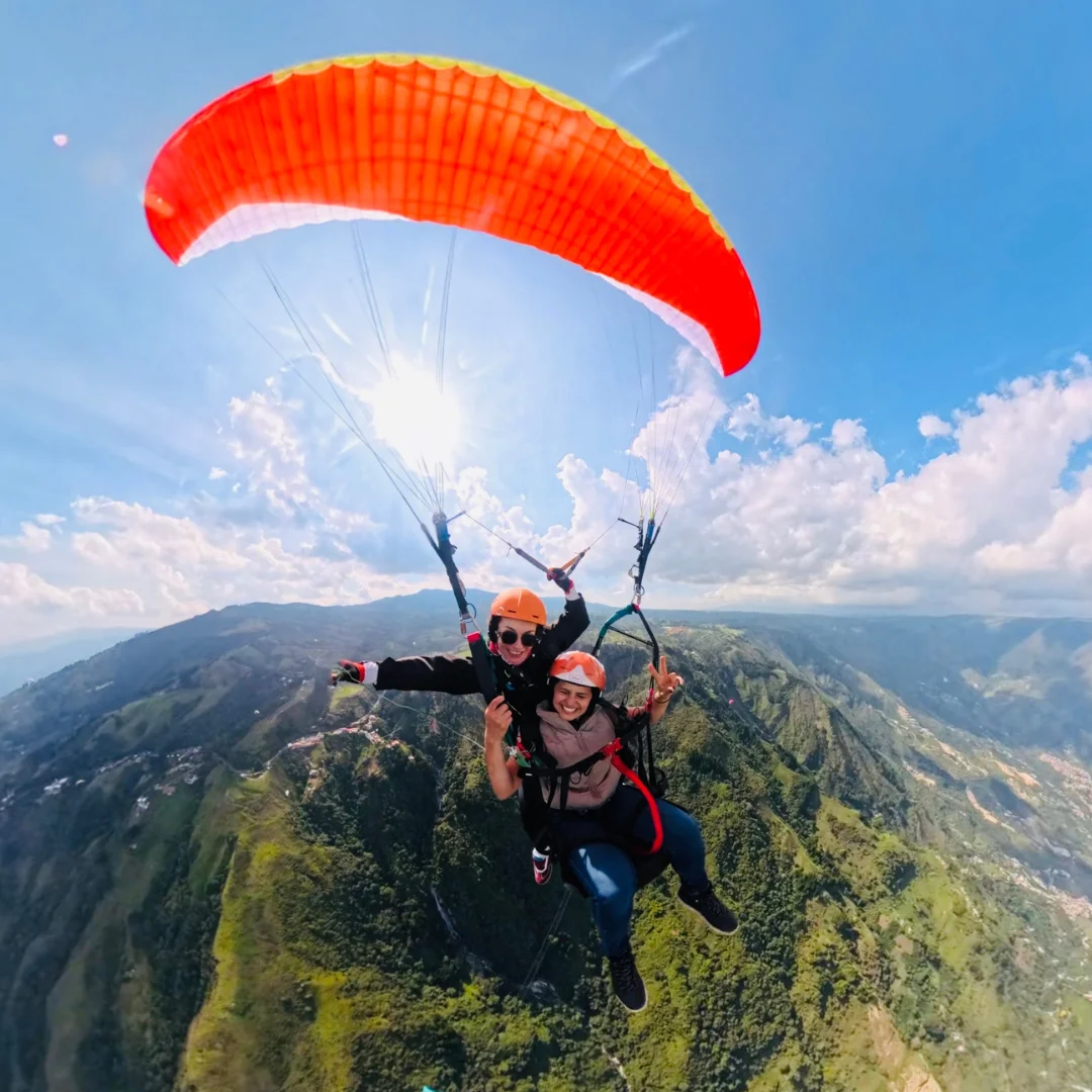 Vuelo Urbano Extremo en parapente tándem sobre el Valle de Aburrá, Medellín