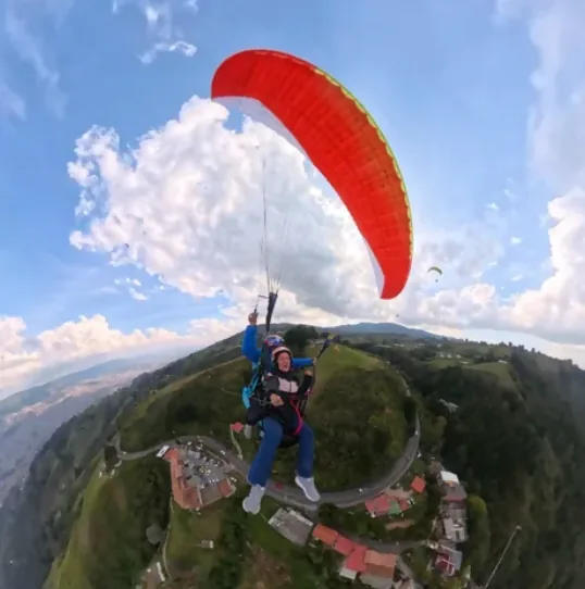 Vuelo en parapente sobre el mirador de San Félix en Bello, Antioquia