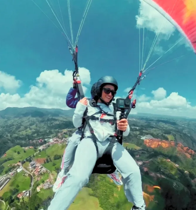 Selfie durante un vuelo en parapente tándem sobre Medellín con cámara GoPro