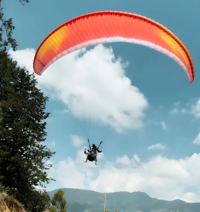 Parapente solo con la bandera de Colombia en el punto de despegue de San Félix