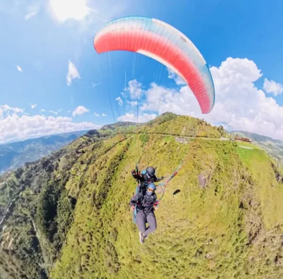 Parapente tándem sobre las montañas de la cordillera antioqueña