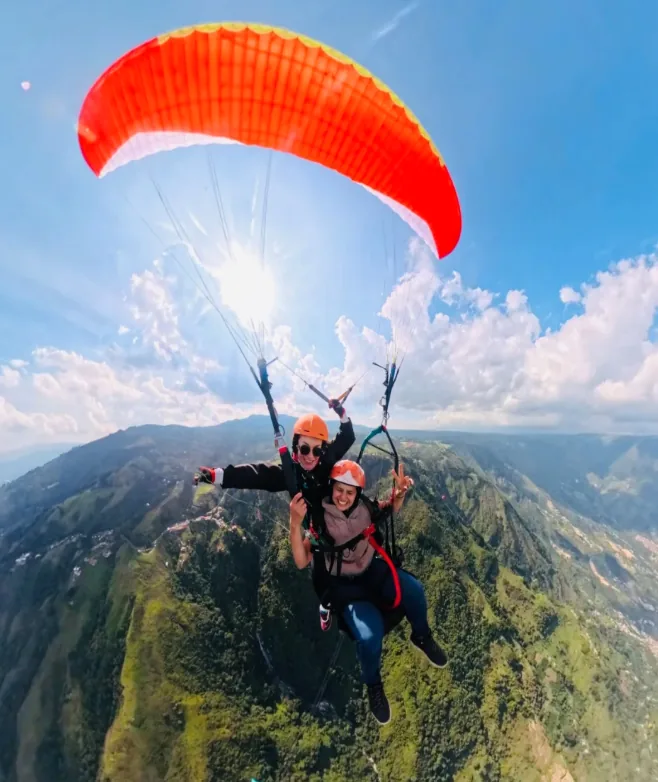Pareja disfrutando un vuelo en parapente tándem sobre el Valle de Aburrá con Alas Madrid Colombia