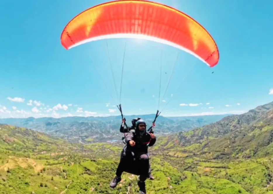 Vuelo en parapente tándem sobre el Valle de Aburrá con vista panorámica de Medellín